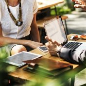 Flirt w pracy – jak zainteresować kolegę z pracy?