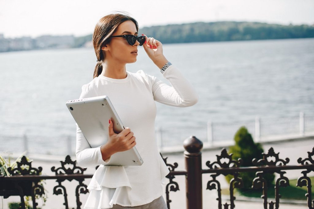 Nowoczesna kobieta – kim jest i czym się kieruje?