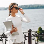 Nowoczesna kobieta – kim jest i czym się kieruje?