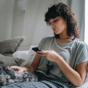 Jak wyznać miłość przez Messengera? Jak rozmawiać o uczuciach przez internet?