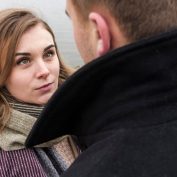 Dlaczego mężczyzna patrzy kobiecie w oczy? Co oznacza głębokie spojrzenie?